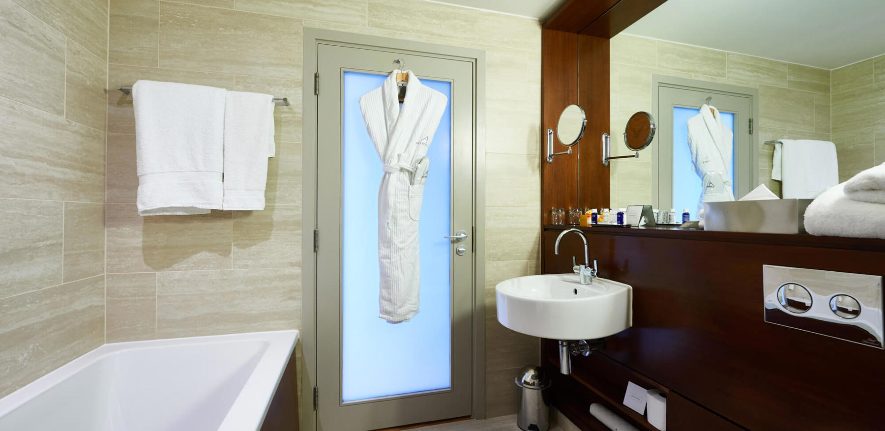 Junior Suite bathroom at Apex City of London Hotel