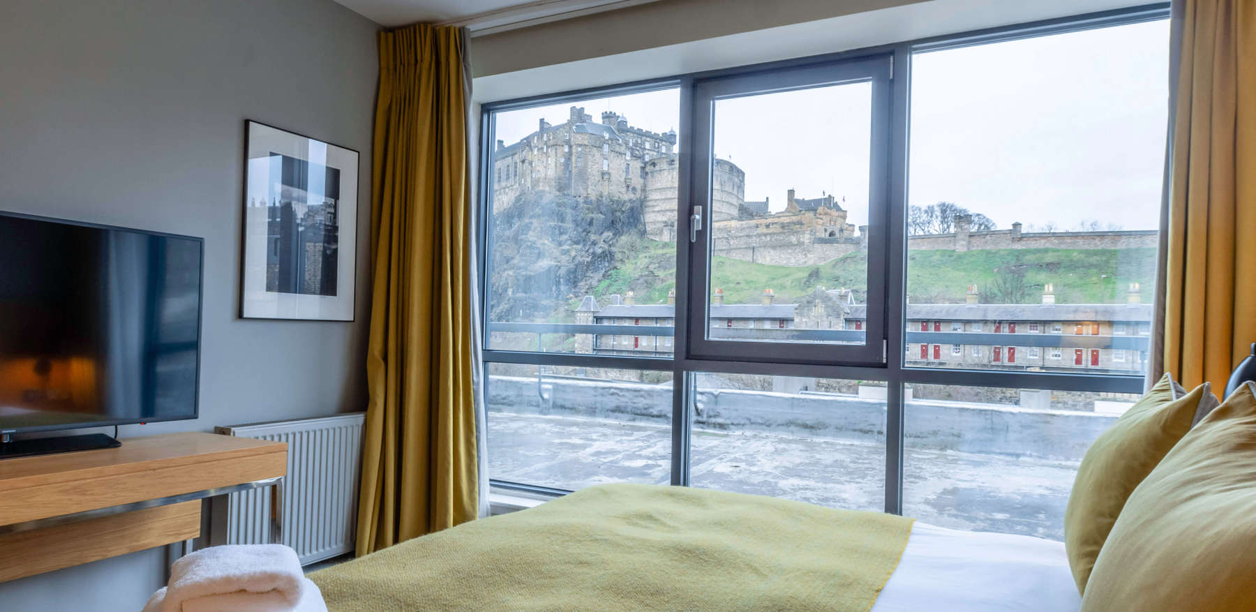 Castle View Superior Room with queen-size bed at Apex Grassmarket Hotel