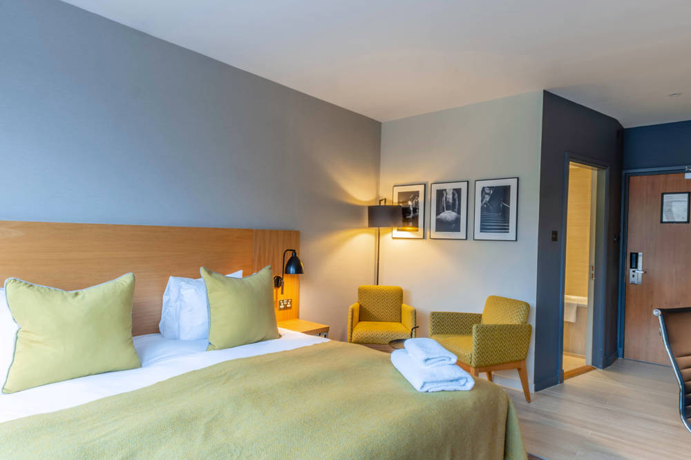 Castle View Superior Room with queen-size bed at Apex Grassmarket Hotel