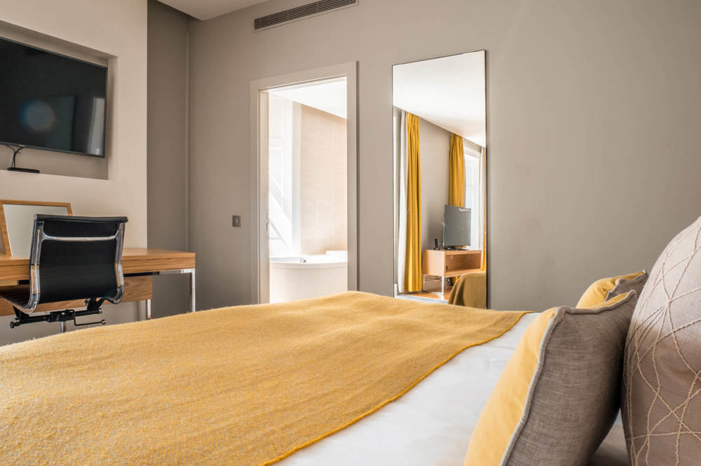 Master Suite with king-size bed at Apex Waterloo Place Hotel