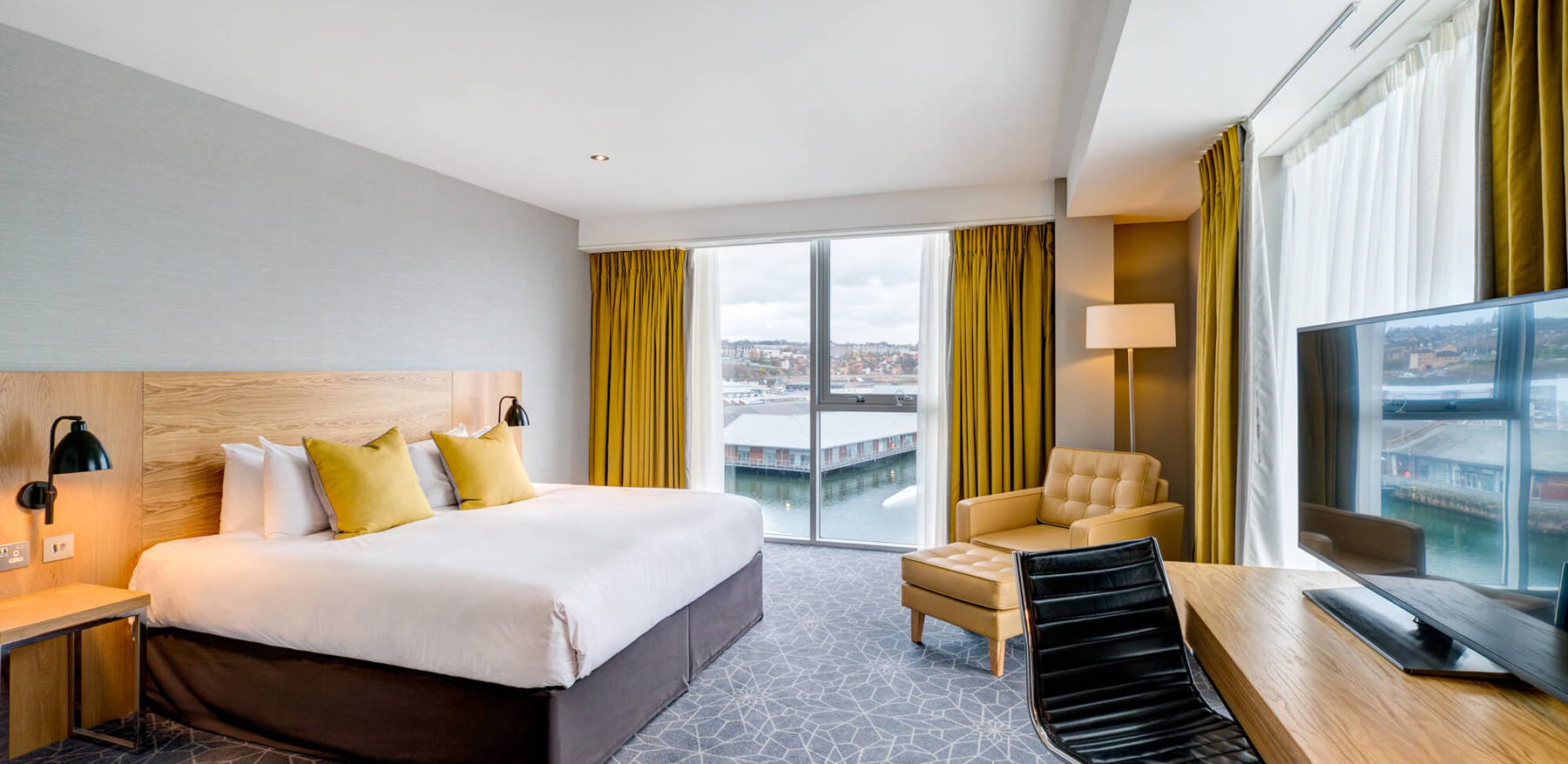 Superior Double Room with bed and desk with TV