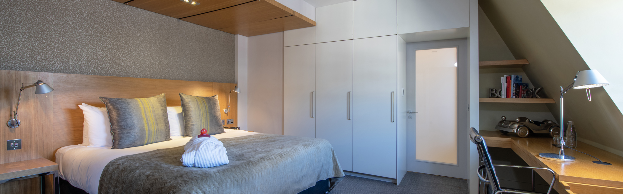 Master Suite bedroom with bed and desk at Apex Temple Court Hotel