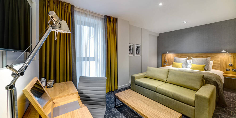 Family Room with bed, sofa-bed and desk with TV