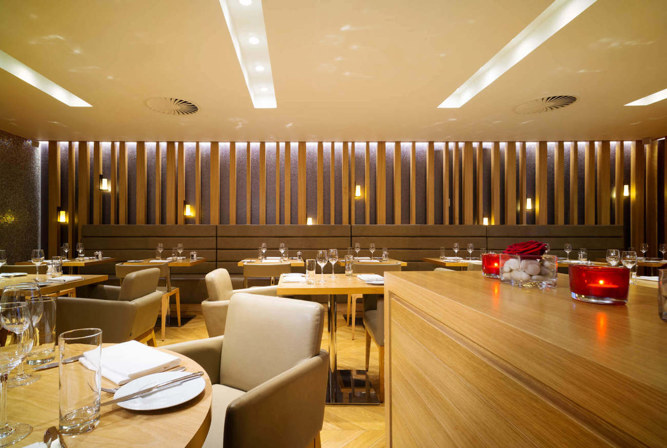 Chambers Restaurant with table and chairs at Apex Temple Court Hotel