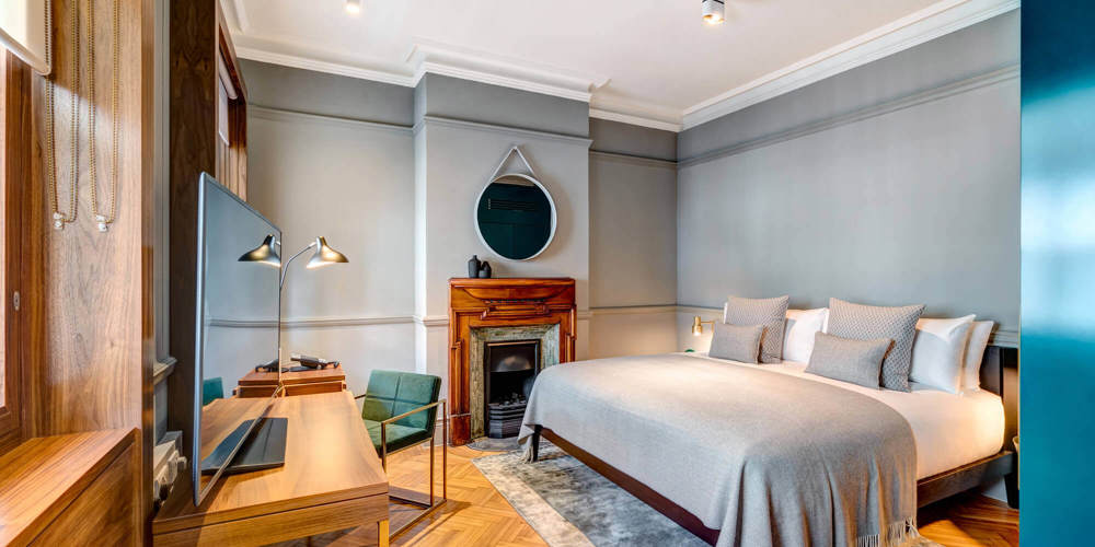 Grand Suite bedroom with bed at Apex Temple Court Hotel