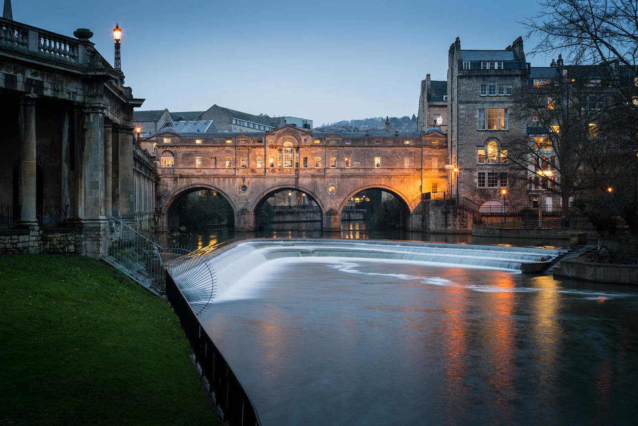 Pulteney Bridge in Bath and River Avon at dusk